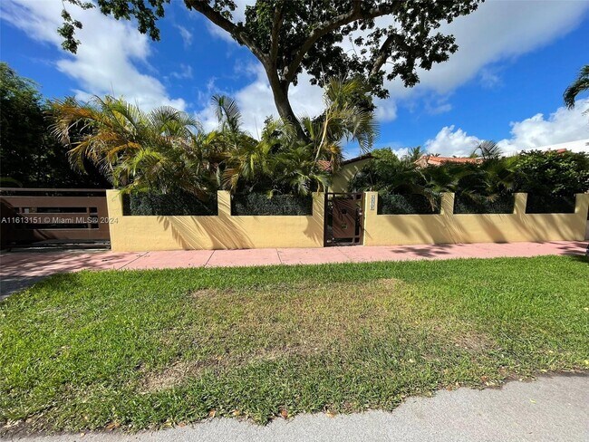 Building Photo - 1018 W 47th St