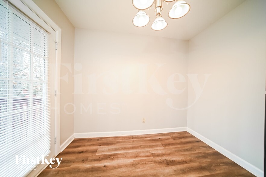 Building Photo - 342 Roxbury Dr