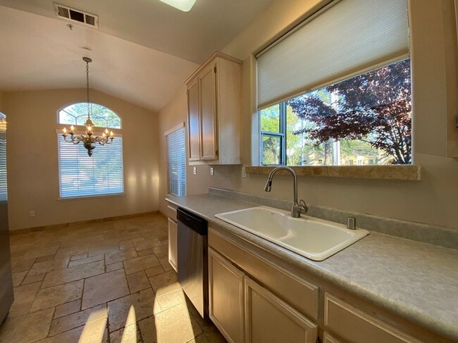 Building Photo - Beautiful Three Bedroom Single Level Napa Home