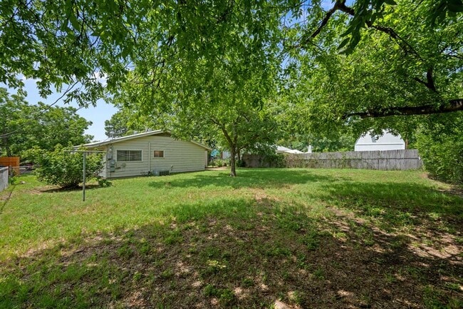 Building Photo - 7009 Isabelle Dr