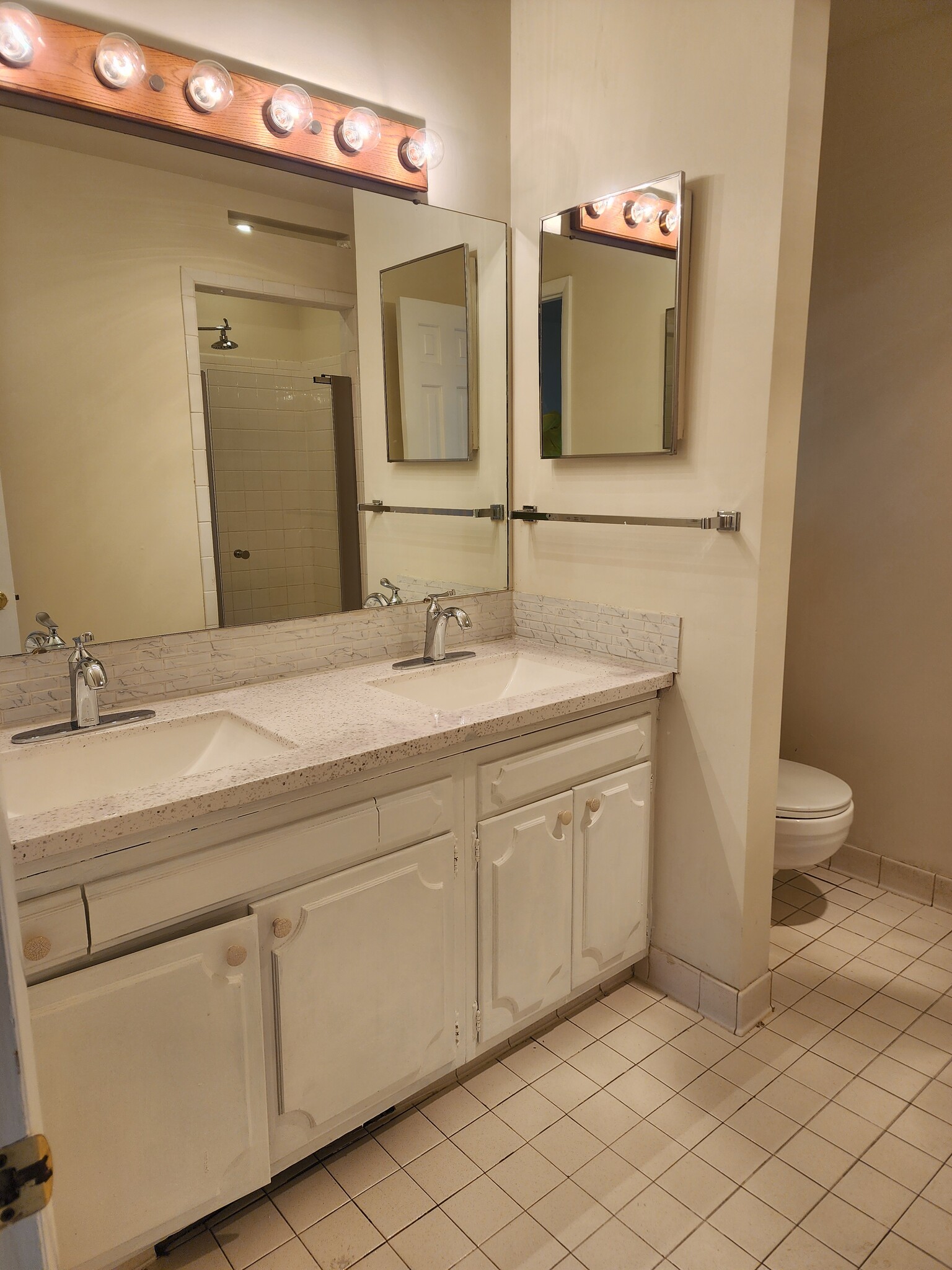 Primary Bathroom, Double Sinks, Walk in Shower - 216 Mohawk Dr