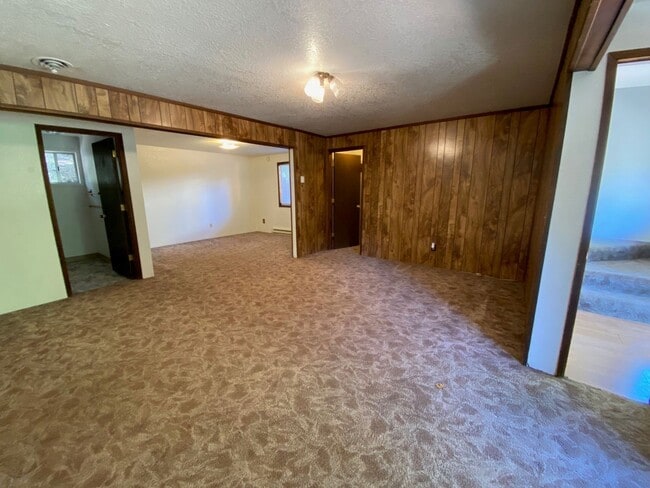 Building Photo - Great 2 Level Four Bedroom House!
