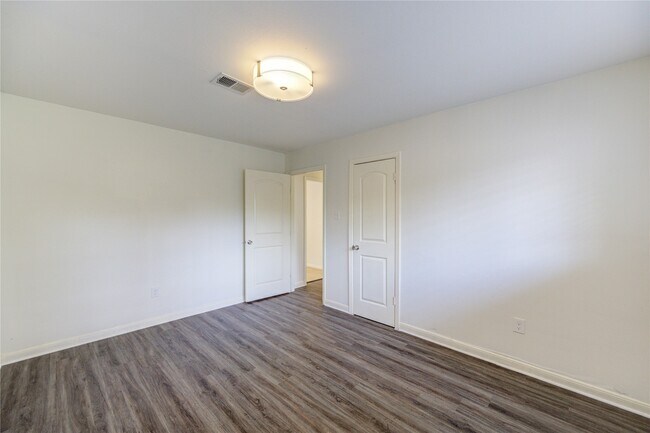 Building Photo - 9811 Shadydale Ln