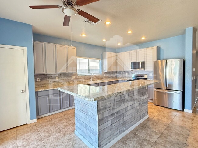Building Photo - 2858 W Mineral Butte Dr