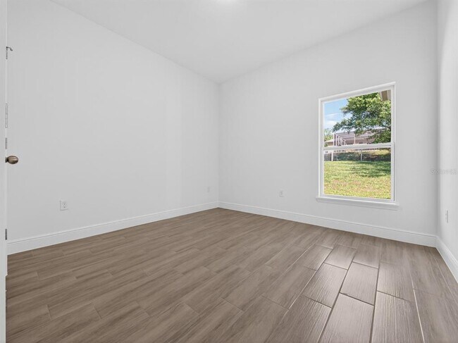 Building Photo - 922 N Fairbairn Dr