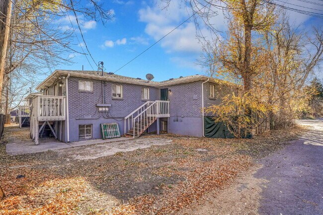 Building Photo - $1,395 — 2 bed, 1 bath renovated basement ...