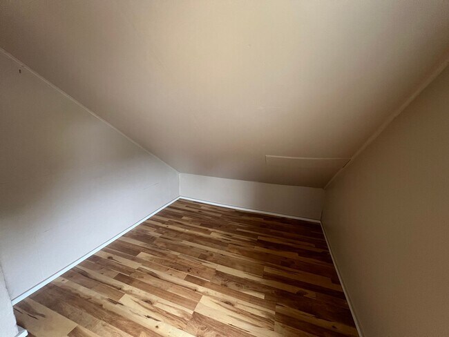 Building Photo - 4 Bedroom, 1 Bath Home with Washer & Dryer