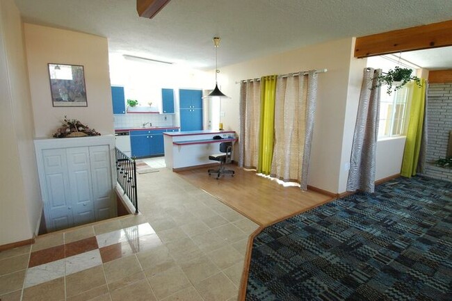 Building Photo - Awesome 3 Bedroom Holladay ground floor un...