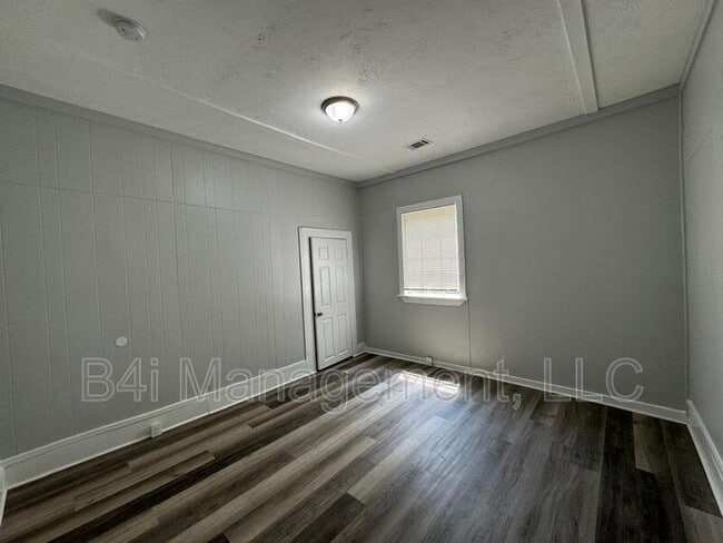 Building Photo - 407 Circus St