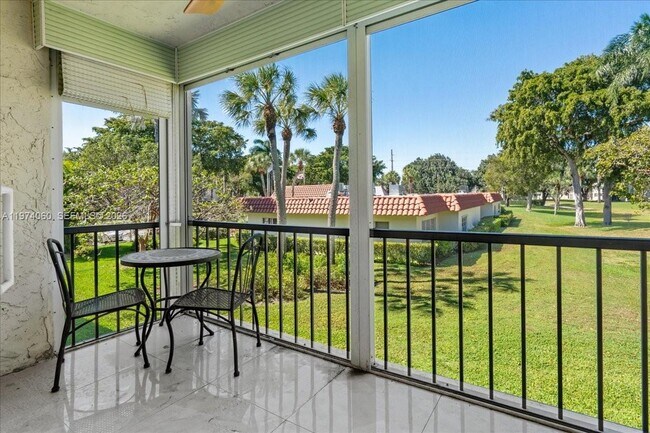 Building Photo - 811 S Hollybrook Dr