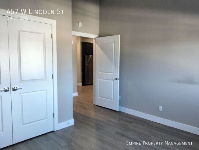 Building Photo - 1 Bedroom/ 1 Bathroom Apartments