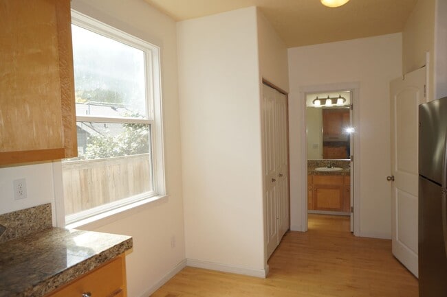 Building Photo - 3822 SE Schiller St