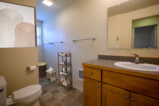 Building Photo - 2 Bed 2 Bath garden level unit in a 4 plex, south of main