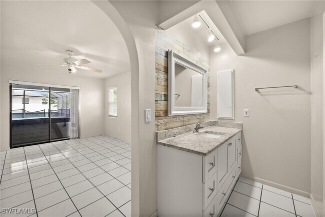 Building Photo - 415 SE 12th Ct