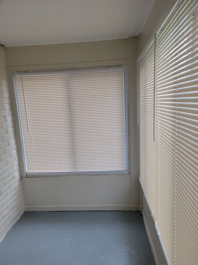 Building Photo - Fully Renovated 3-Bedroom Home – Move-In R...