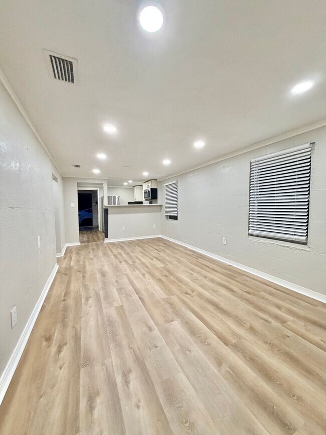 Building Photo - Super Cute 3/1 Walking Distance to High School and Downtown!