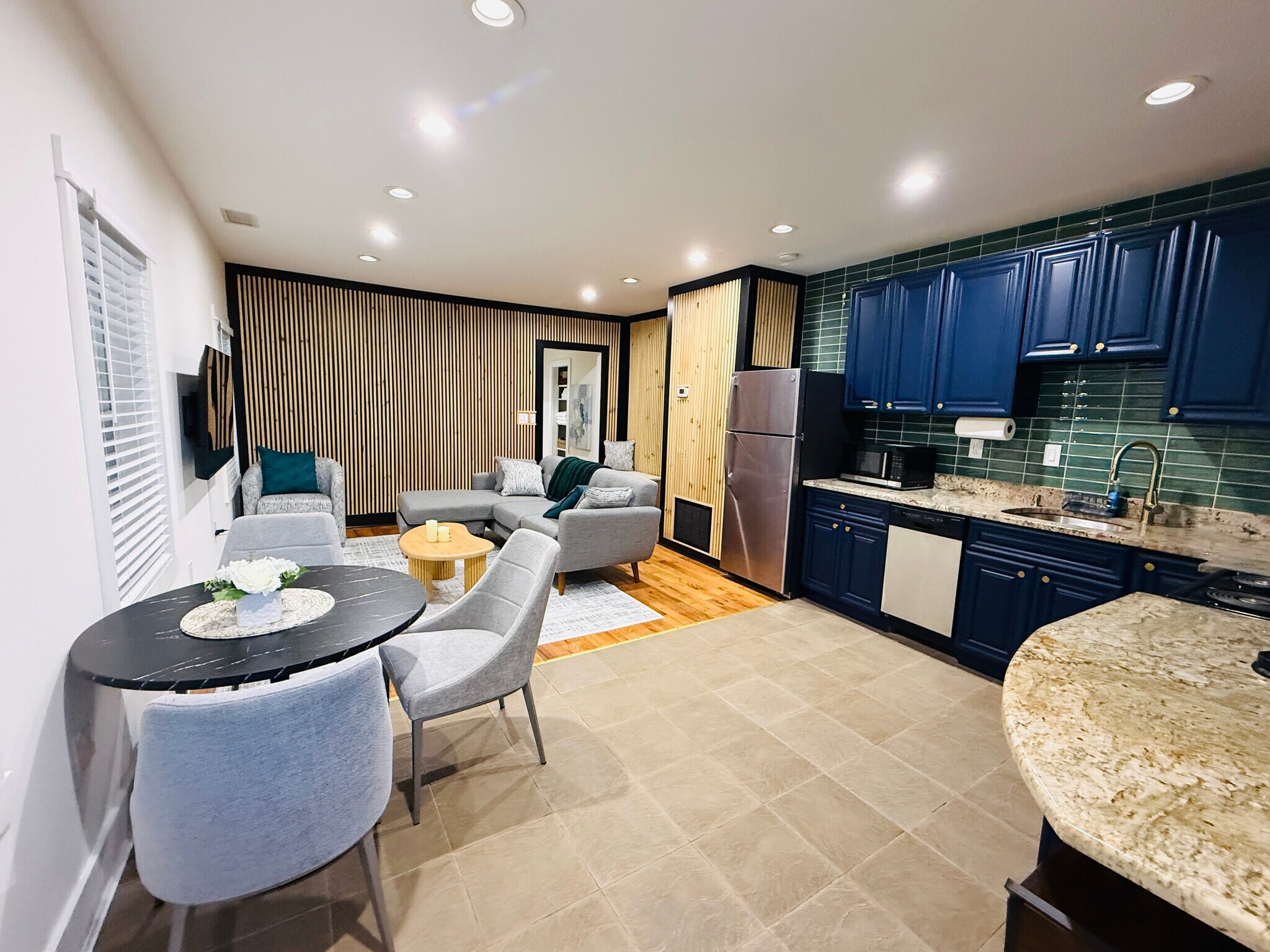 Dining room - 2504 E York St
