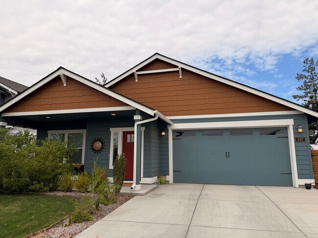 Building Photo - 697 NW Rimrock Dr