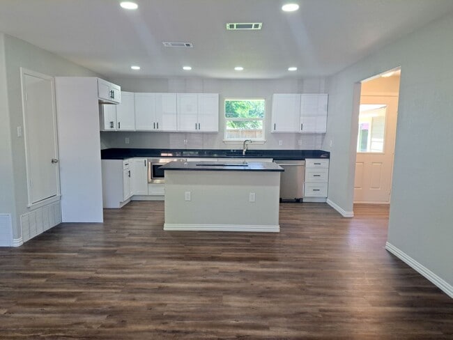 Building Photo - 5 bedroom / 2 bath