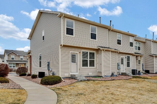 Building Photo - Spacious 3-Bed End-Unit Townhome with Mountain Views Near Ft. Carson
