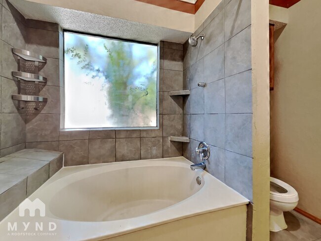 Building Photo - 633 Albrook Dr