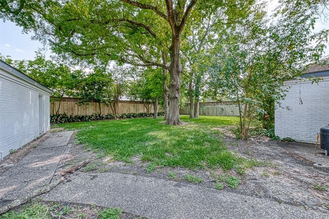 Building Photo - 5319 S Braeswood Blvd