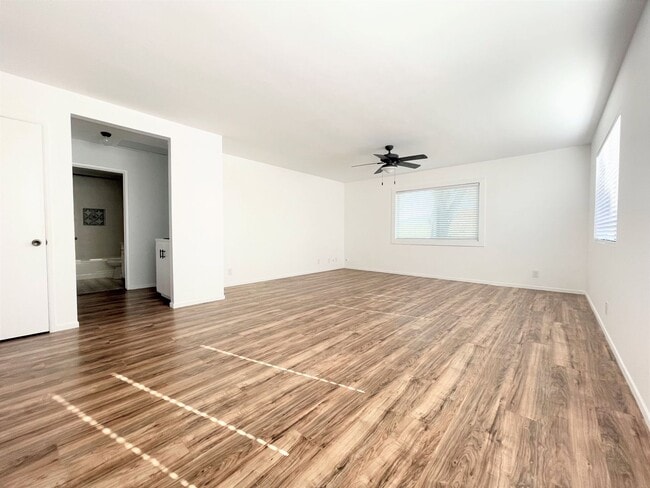 Building Photo - Remodeled Single Level Duplex!