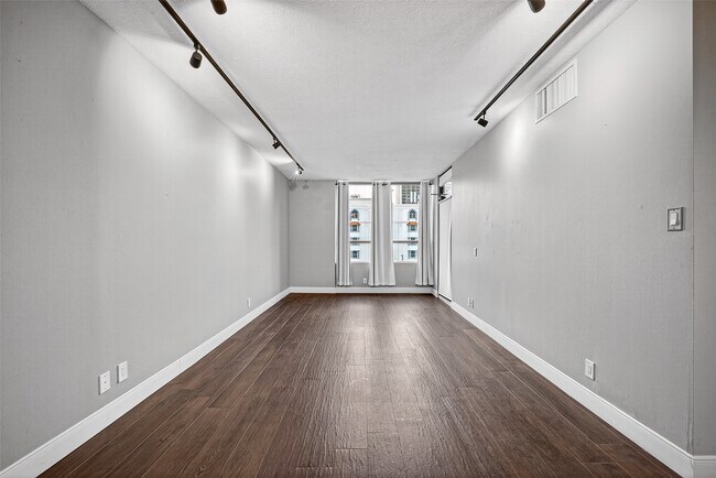 Building Photo - 5150 Hidalgo St