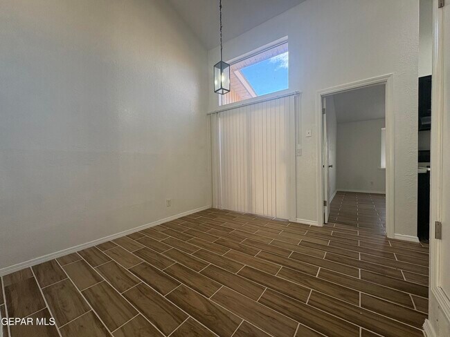 Building Photo - 11369 Lake Loy Dr