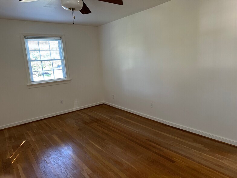 Building Photo - 9201 Woodlake Dr