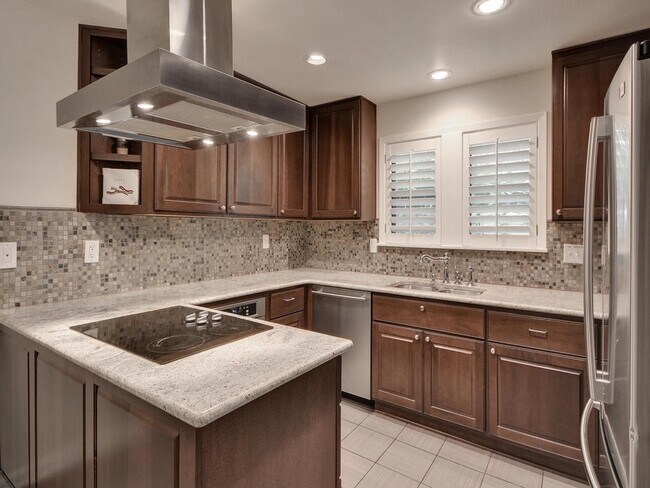 Building Photo - Beautiful Townhome in West Downtown Austin!