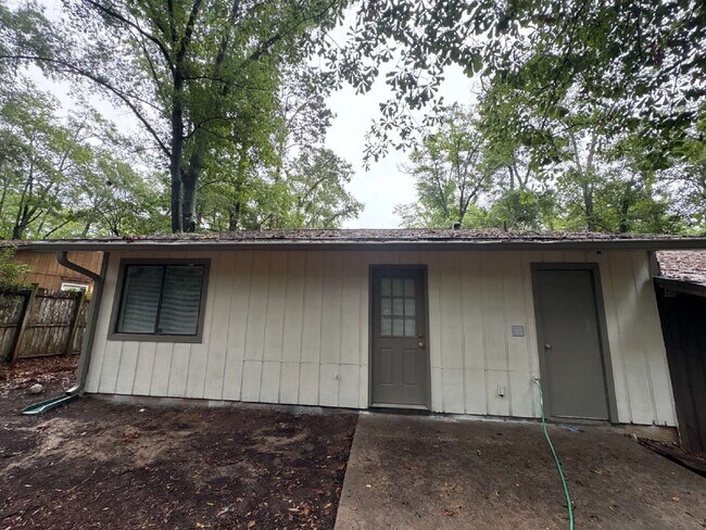 Building Photo - Recently Remodeled 2 Bedroom 1 Bathroom Duplex!