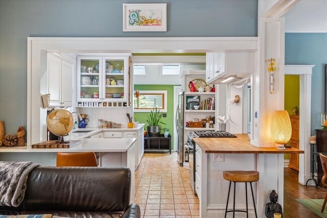 Building Photo - Furnished or unfurnished updated single family home in The Highlands.