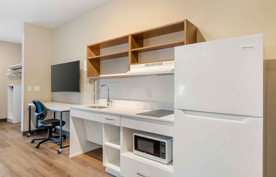 Building Photo - Furnished Studio-Phoenix - Chandler - Airport