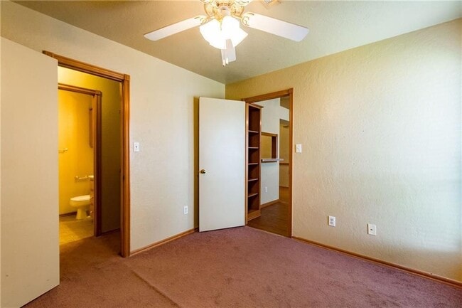 Building Photo - 1000 Rambling Oaks Dr