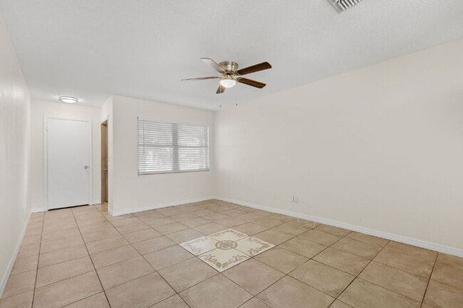 Building Photo - "Charming 3-Bed, 2-Bath Gem in St. Petersburg – 1200 Sq Ft of Cozy Living!"