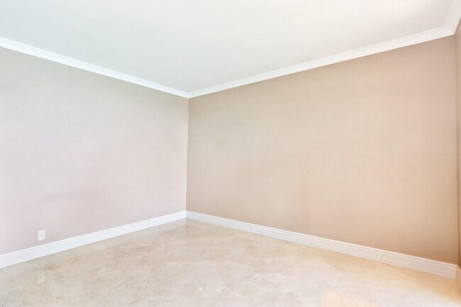 Building Photo - 5420 N Ocean Dr