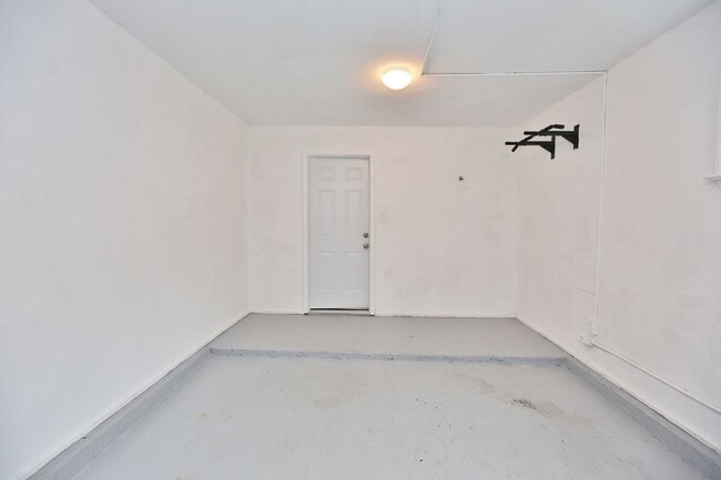 Building Photo - MUST SEE! Charming 3-Bedroom Townhome in Thoroughgood! 1-Car Attached Garage!