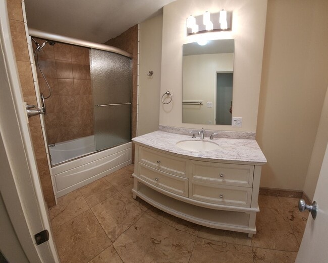 Building Photo - 5 bed 3.5 bath home close to campus!