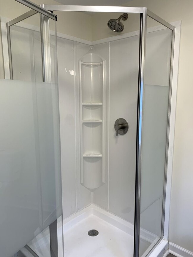 Building Photo - Newly renovated 4 bed/2.5 bath single fami...