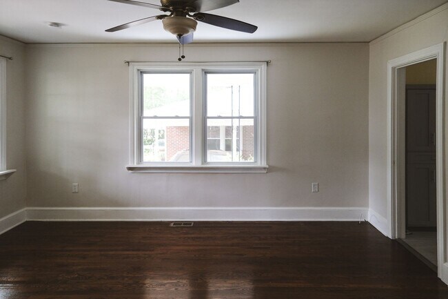 Building Photo - 2 bedroom, 1 bath Brick Bungalow in Prime Location!