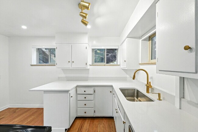 Building Photo - Great Property in the DU area!