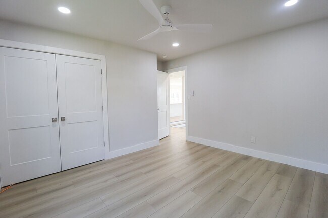 Building Photo - 4 Bed | 3 Bath on Keystone Lake!