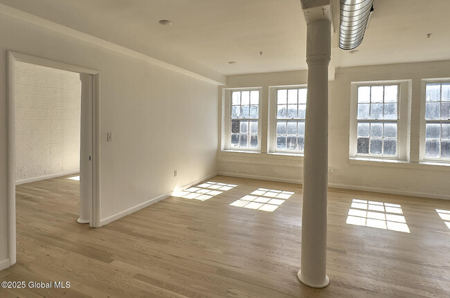 Building Photo - 145 River St