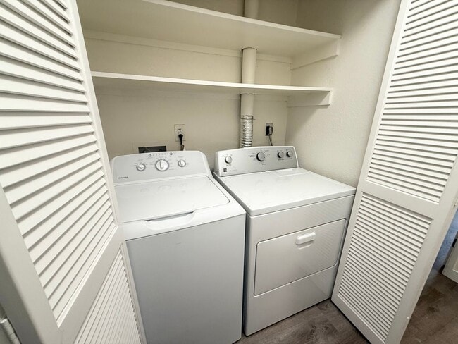 Building Photo - Pet Friendly Hidden Gem Unit- 3 BD/ 2.5 Ba...