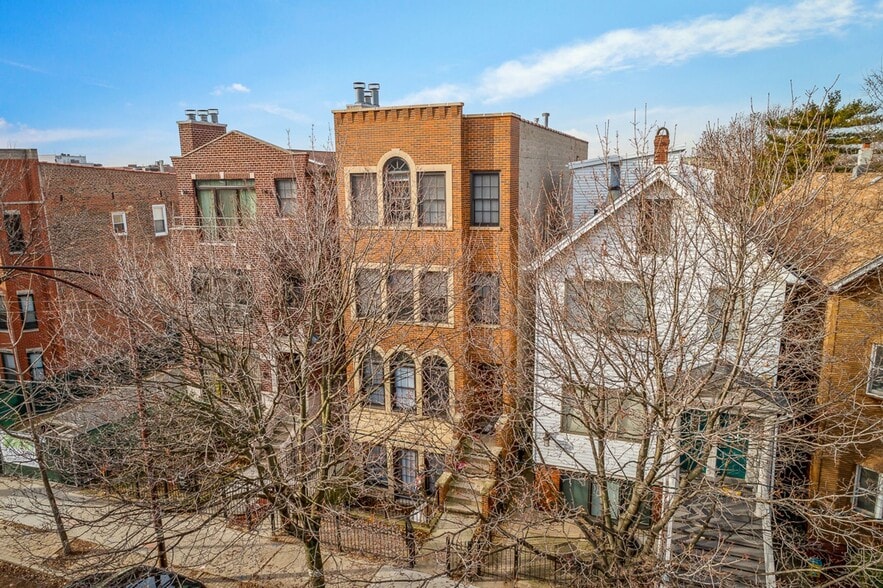 Building Photo - 2327 N Southport Ave