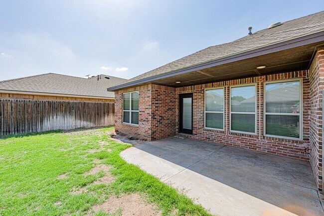 Building Photo - 3 bed 2 bath home with 2 car garage!