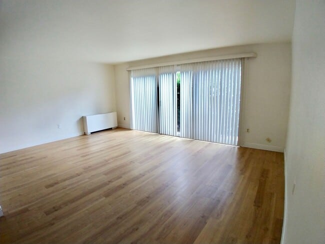 Building Photo - Updated 3 Bedroom Condo in the Wimbledon N...