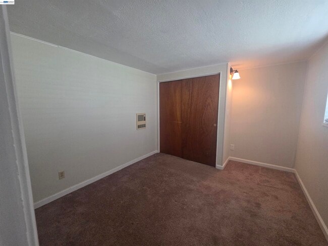 Building Photo - 3851 Vineyard Ave