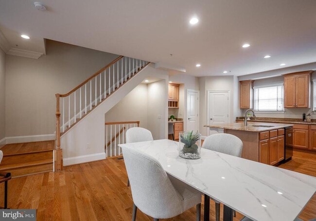 Building Photo - 420 Cook St